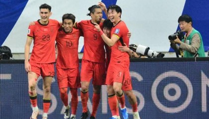 争议！张玉宁当选新国足第一队长，外界议论纷纷，资历效率不出众|中国男足|邵佳一|吴曦|郑智|蒿俊闵_新浪体育_新浪新闻